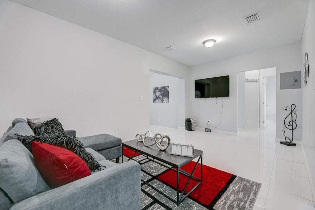 Deco Drive Miami • Near Hard Rock Stadium • South Beach • Wynwood ภายนอก รูปภาพ